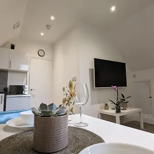 https://modern-spacious-apartment.brighton-hotels-england.com